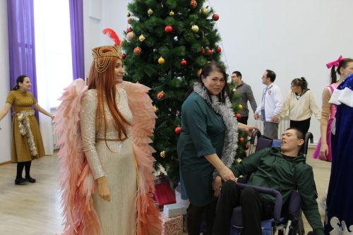«Зимняя сказка» для особенных гостей: в Азнакаевском культурном центре стартовали новогодние утренники