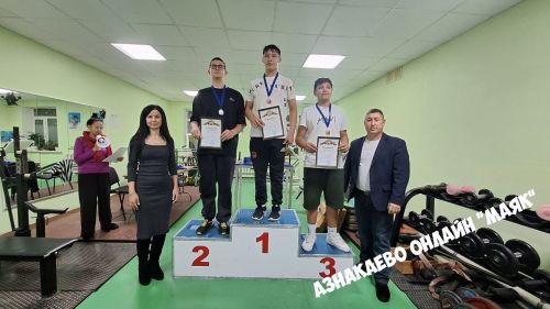 В Азнакаево разыграли Кубок Деда Мороза по армрестлингу