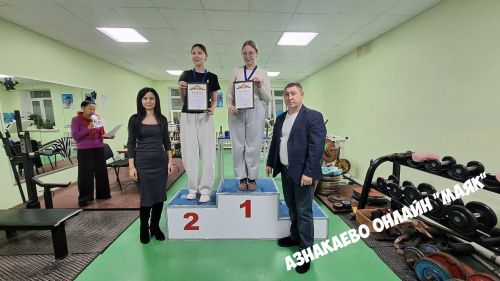 В Азнакаево разыграли Кубок Деда Мороза по армрестлингу