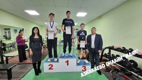 В Азнакаево разыграли Кубок Деда Мороза по армрестлингу