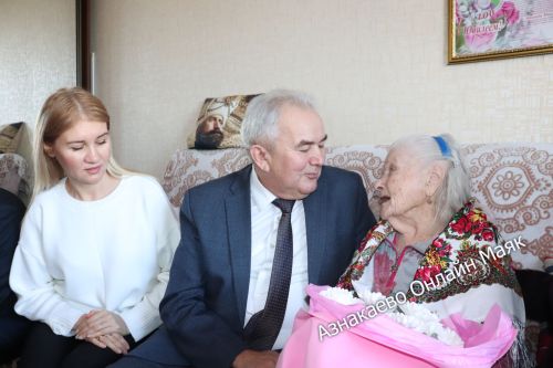Учитель века принимает поздравления