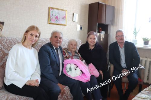 Учитель века принимает поздравления
