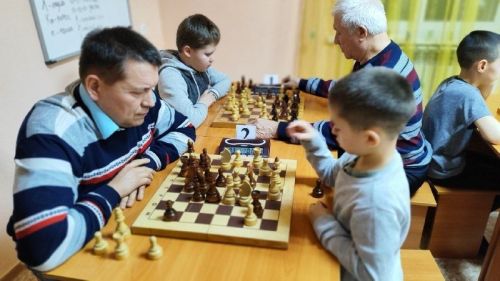 Юные шахматисты и их родители сразились за приз Деда Мороза в Азнакаево