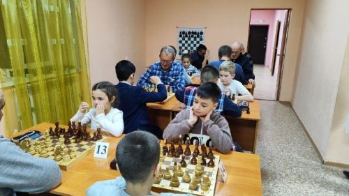 Юные шахматисты и их родители сразились за приз Деда Мороза в Азнакаево