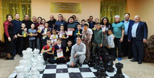 Юные шахматисты и их родители сразились за приз Деда Мороза в Азнакаево