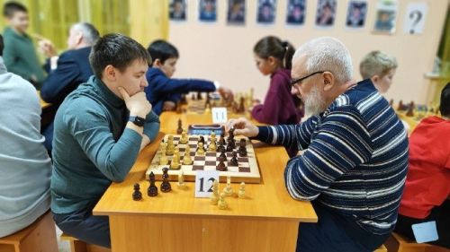 Юные шахматисты и их родители сразились за приз Деда Мороза в Азнакаево