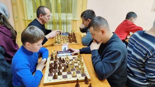 Юные шахматисты и их родители сразились за приз Деда Мороза в Азнакаево