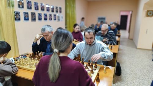 Юные шахматисты и их родители сразились за приз Деда Мороза в Азнакаево