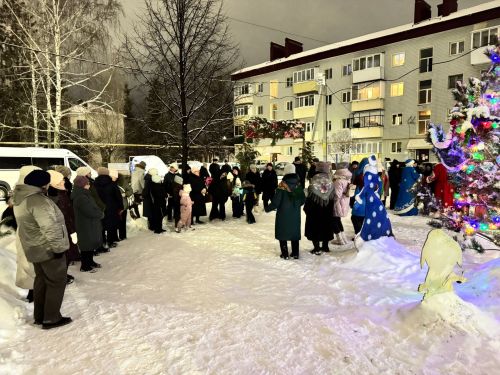 Новогодний праздник во дворе