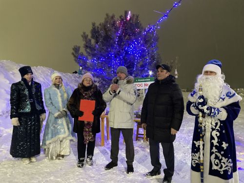 Новый год пришел во двор: на Монолите царила праздничная атмосфера
