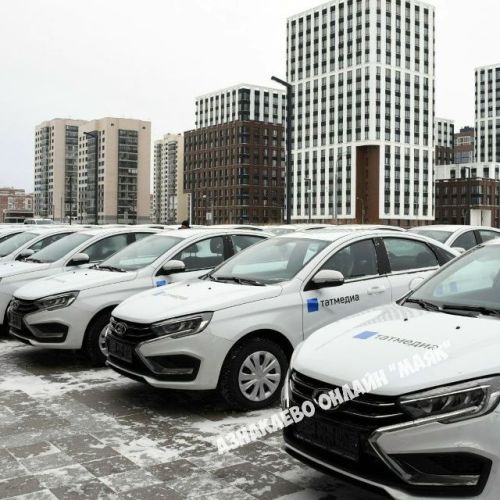 Раис Татарстана вручил редакции «Маяка» ключи от новой Lada Vesta