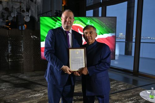 Раис Татарстана вручил редакции «Маяка» ключи от новой Lada Vesta
