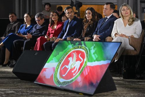 Раис Татарстана вручил редакции «Маяка» ключи от новой Lada Vesta