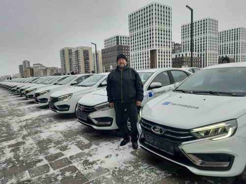 Раис Татарстана вручил редакции «Маяка» ключи от новой Lada Vesta