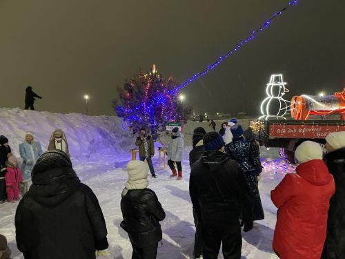 Новый год пришел во двор: на Монолите царила праздничная атмосфера