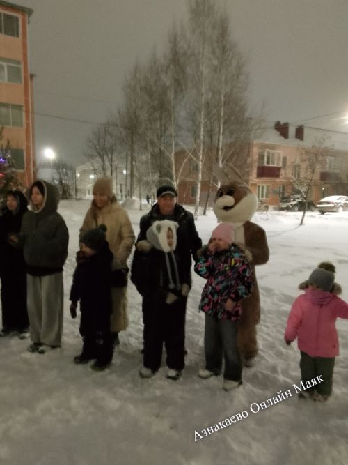 Новогодний хоровод на улице Нефтяников