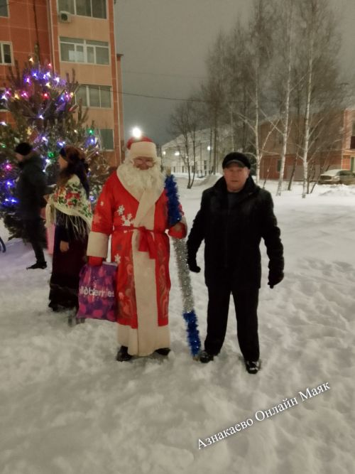 Новогодний хоровод на улице Нефтяников