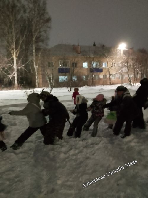 Новогодний хоровод на улице Нефтяников