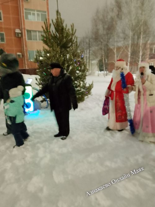 Новогодний хоровод на улице Нефтяников