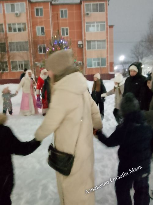 Новогодний хоровод на улице Нефтяников