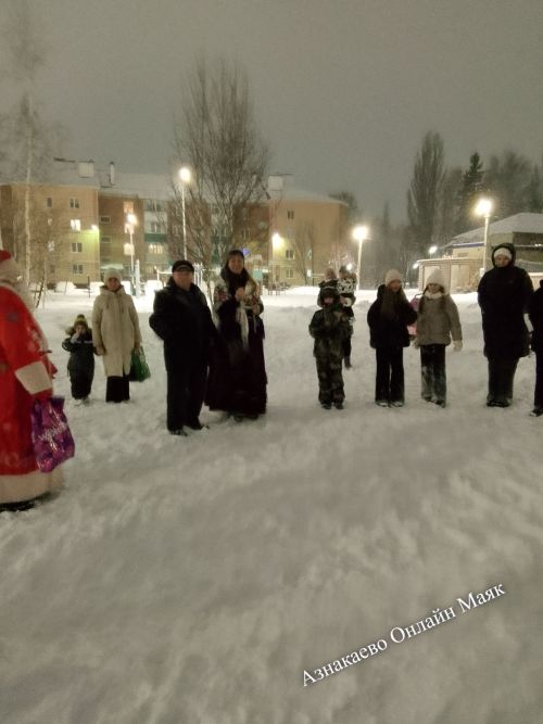 Новогодний хоровод на улице Нефтяников