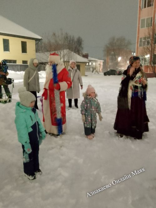 Новогодний хоровод на улице Нефтяников