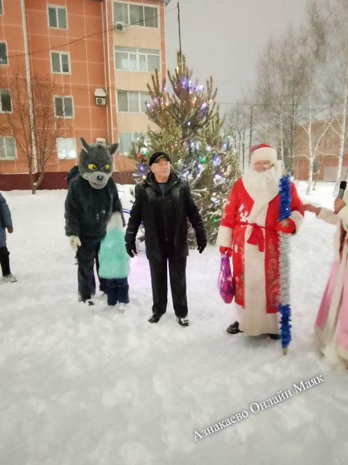 Новогодний хоровод на улице Нефтяников