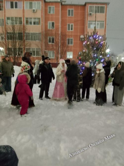 Новогодний хоровод на улице Нефтяников