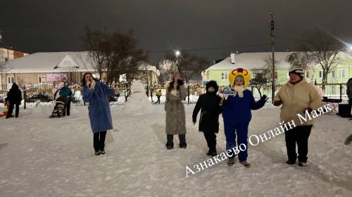 В детском парке города Азнакаево зажгли новогоднюю Елку