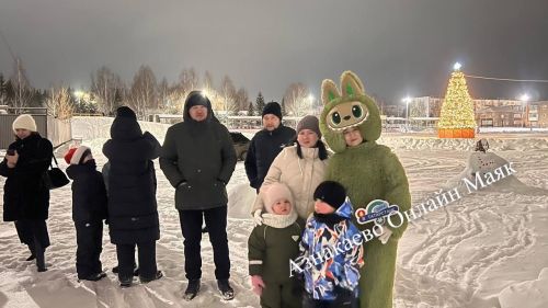 В детском парке города Азнакаево зажгли новогоднюю Елку