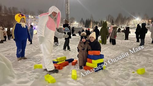 В детском парке города Азнакаево зажгли новогоднюю Елку