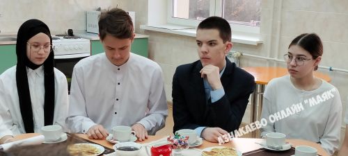 В Азнакаевской школе № 1 прошел деловой завтрак «Диалог на равных»