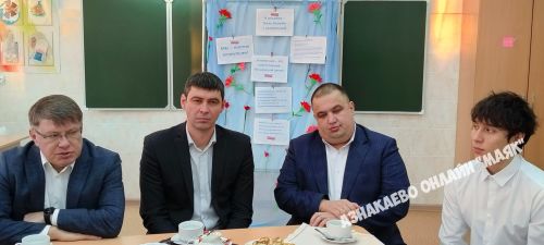 В Азнакаевской школе № 1 прошел деловой завтрак «Диалог на равных»