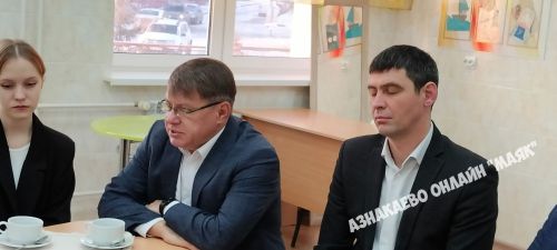 В Азнакаевской школе № 1 прошел деловой завтрак «Диалог на равных»