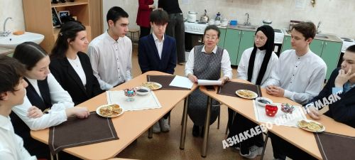 В Азнакаевской школе № 1 прошел деловой завтрак «Диалог на равных»