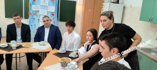 В Азнакаевской школе № 1 прошел деловой завтрак «Диалог на равных»