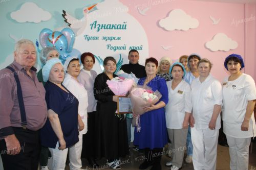 Азнакаевцы поздравили главного волонтера района с рождением сына