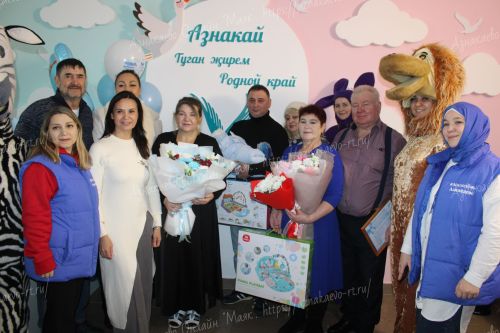 Азнакаевцы поздравили главного волонтера района с рождением сына