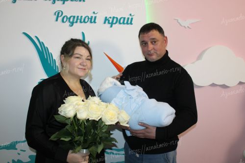 Азнакаевцы поздравили главного волонтера района с рождением сына