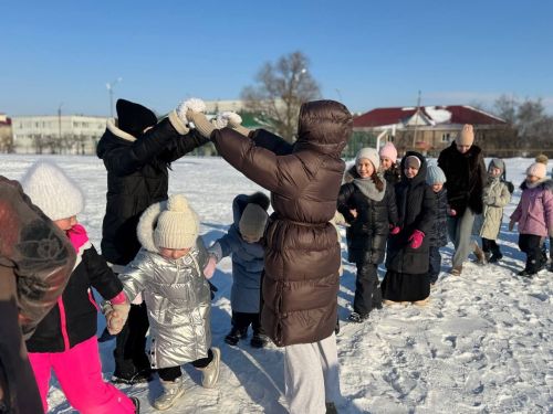 В Азнакаево прошел флешмоб дружбы «Огоньки обнимаются»