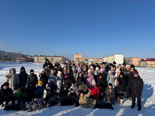 В Азнакаево прошел флешмоб дружбы «Огоньки обнимаются»