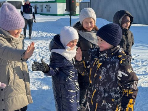 В Азнакаево прошел флешмоб дружбы «Огоньки обнимаются»