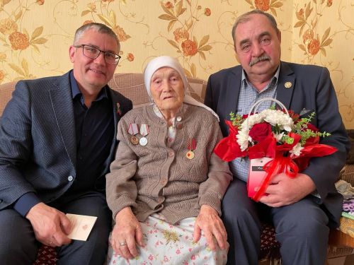 Ветеранам Азнакаево вручили медали 80-летия Великой Победы