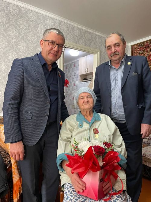 Ветеранам Азнакаево вручили медали 80-летия Великой Победы