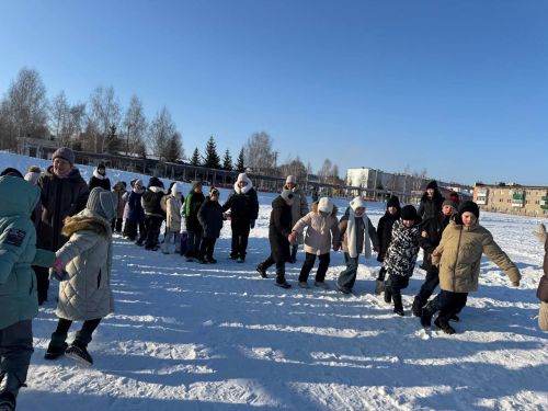 В Азнакаево прошел флешмоб дружбы «Огоньки обнимаются»