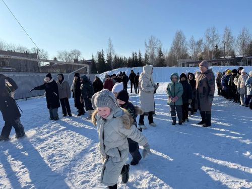 В Азнакаево прошел флешмоб дружбы «Огоньки обнимаются»