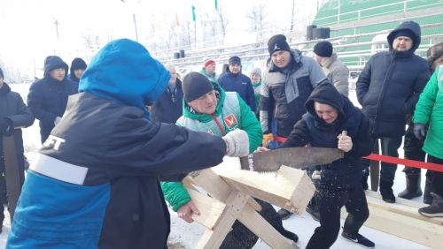 Азнакайда узган авыл яшьләре спартакиадасында утын да кистеләр