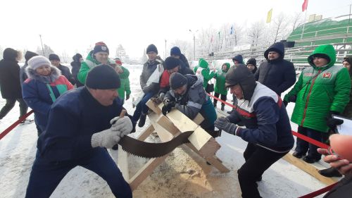 Азнакайда узган авыл яшьләре спартакиадасында утын да кистеләр