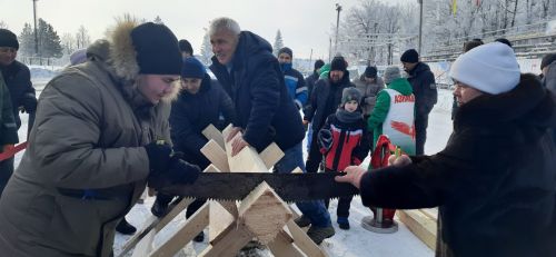 Азнакайда узган авыл яшьләре спартакиадасында утын да кистеләр