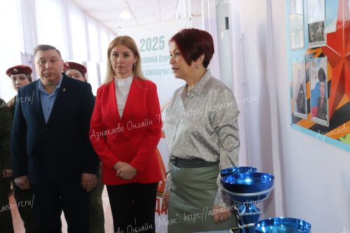 Школы увековечивают имена своих славных сыновей